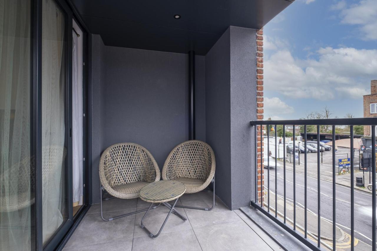 2 Bedroom Luxury With Parking In Stanmore, North West By 360 London *