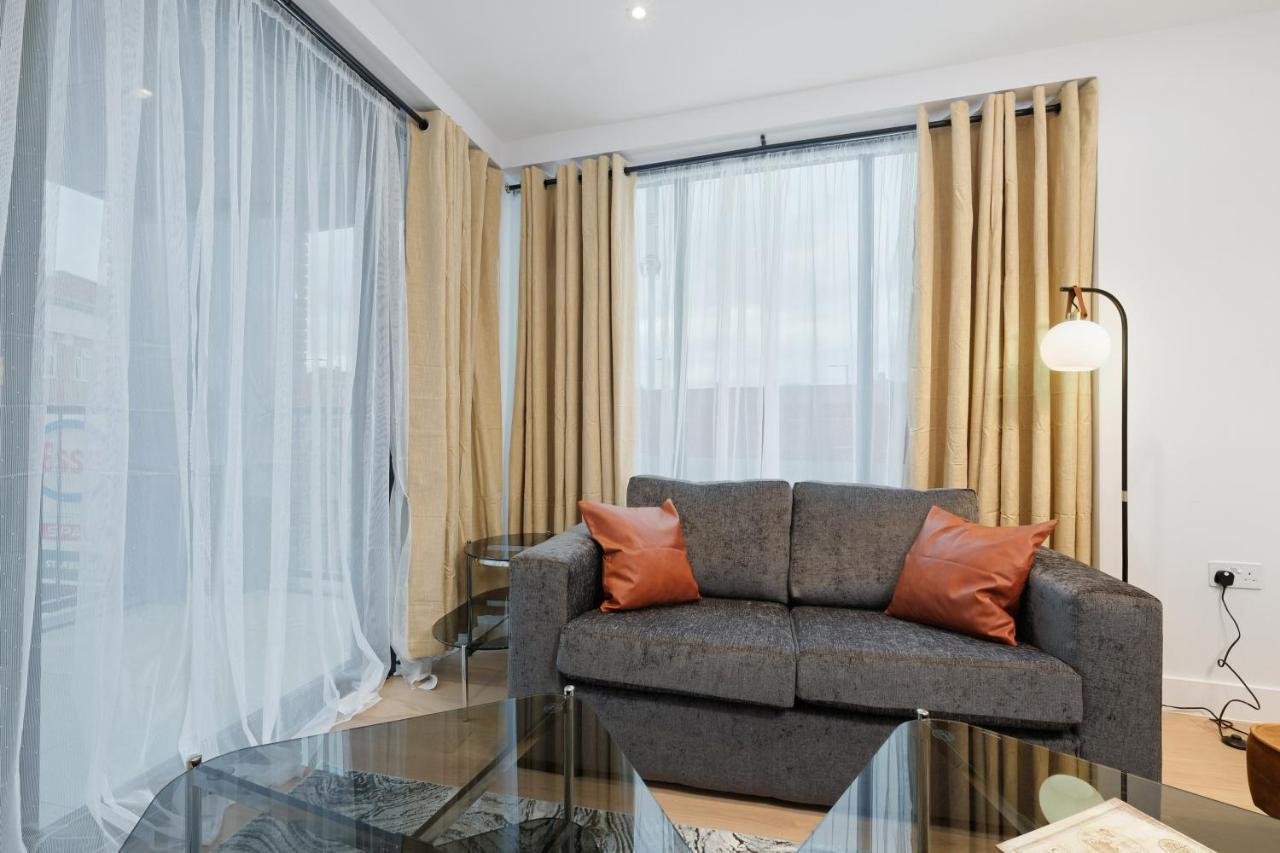 2 Bedroom Luxury With Parking In Stanmore, North West By 360 London Apartment