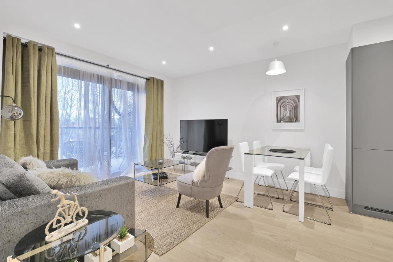 2 Bedroom Luxury With Parking In Stanmore, North West By 360 London